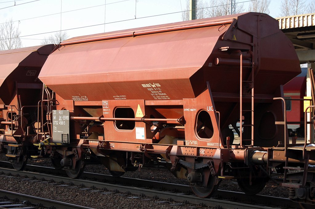 Gedeckter Sch�ttgutwagen vermietet an die Fa. skw Piesteritz f�r das Ladegut PIAMON 33 S (schwefelhaltiger Stickstoffd�nger) eingestellt in der Slowakei mit der Nr. 23 RIV 56 SK-EEWSS 0732 456-5 Tds, 31.01.12 Bhf. Flughafen Berlin-Sch�nefeld.