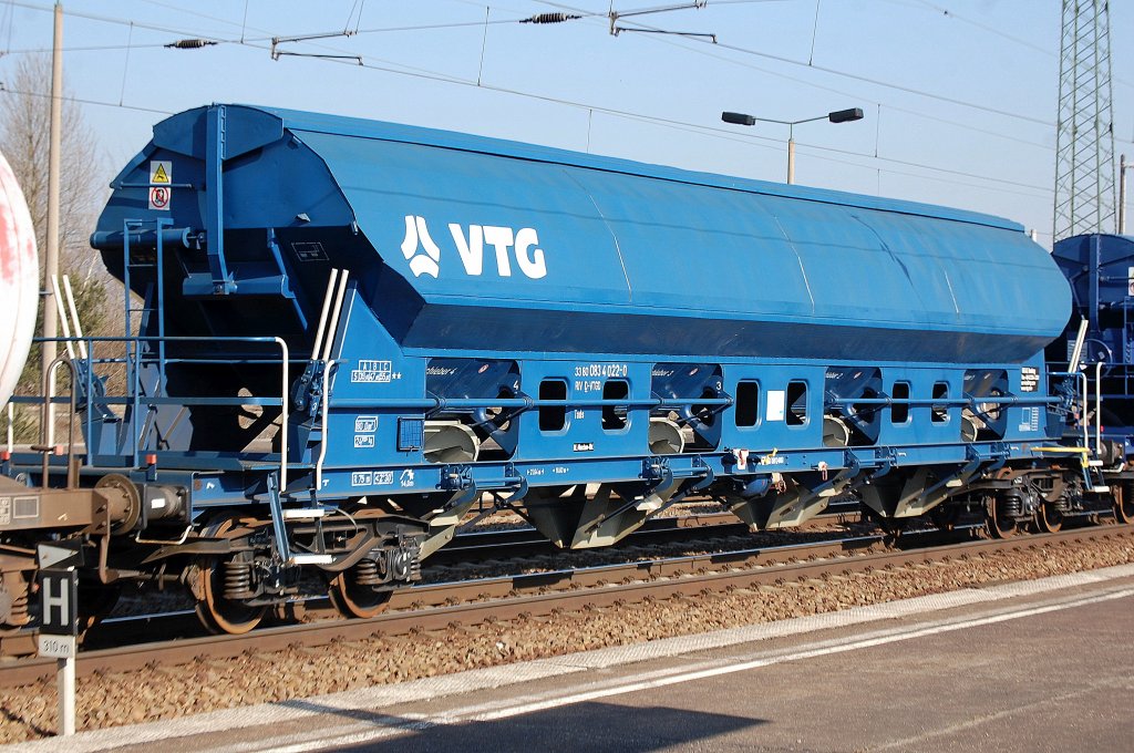 Gedeckter Sch�ttgutwagen vom Wageneinsteller VTG in Hamburg f�r die Firma SKW PIESTERITZ im Einsatz f�r das witterungsempfindliche Ladegut Harnstoff (D�ngemittel). Der Wagen ist eingestellt mit der Nr. 33 RIV 80 D-VTGD 083 4 022-0 Tads, 01.03.11 Bhf. Flughafen Berlin-Sch�nefeld.