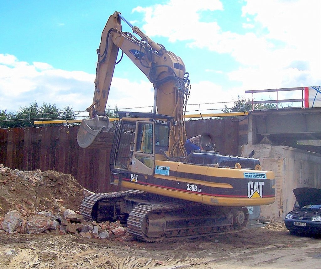 Gegenlichtaufanhme eines m�chtigen CAT 330B LN Raupenbaggers der Fa. EGGERS beim Abri� des alten S-Bhf. Berlin Adlershof am 11.09.07  