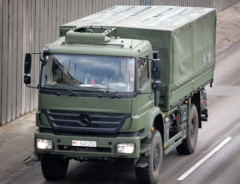 Gel�ndeg�ngiger MB AXOR LKW der Bundeswehr, 20.08.09 Berliner Stadtautoabhn H�he Knobelsdorffstr.