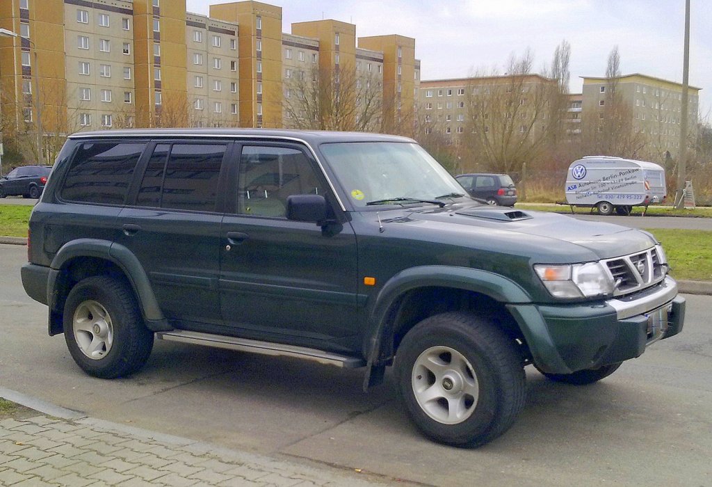 Gel�ndewagen NISSAN PATROL GR in der Variante Y61 wie sie zwischen 1997-2009 produziert wurde, Februar 2011 Berlin-Pankow. 
