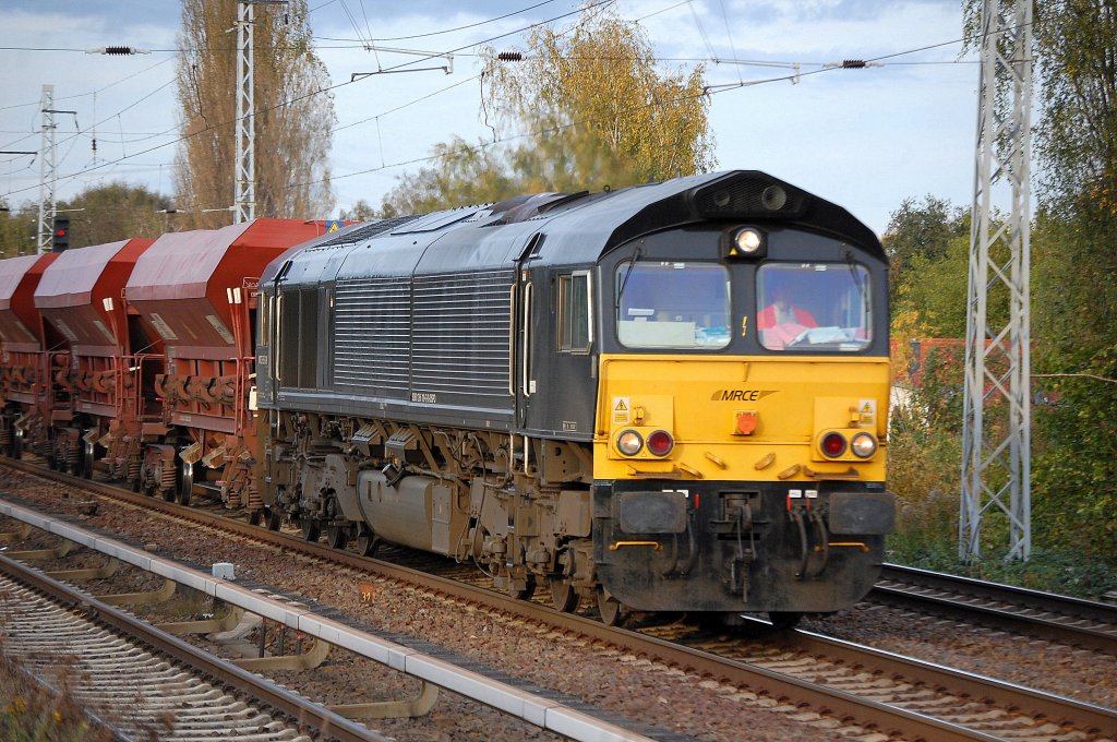 Geleaste MRCE Lok DE 6305 (92 80 1266 119-7 D-DISPO, EMD Bj. 2005) der OHE mit Sch�ttgutwagenzug am 14.10.11 Berlin-Karow.