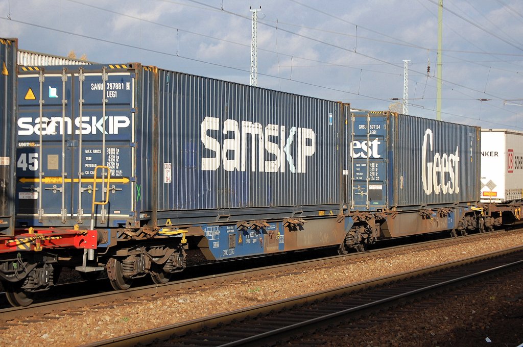 Gelenk-Containertragwagen der DB mit der Nr. 31 RIV 80 D-DB 4953 792-7 Sggmrs 715 am 06.11.12 Bhf. Flughafen Berlin-Sch�nefeld.