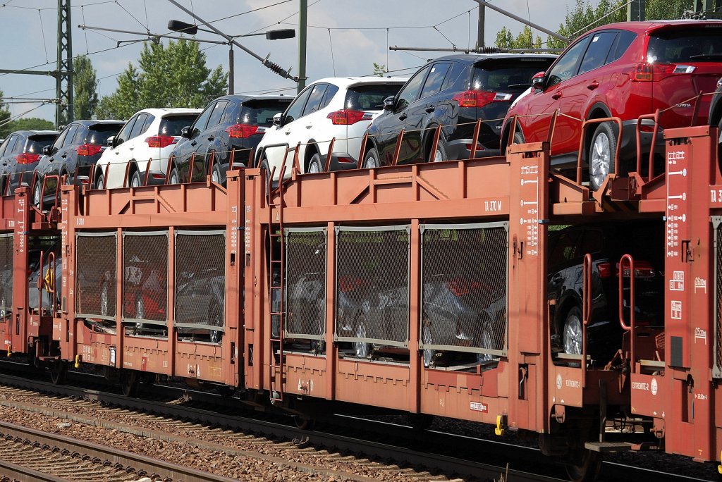 Gelenkwagen f�r den KFZ-Transport eingestellt vom Wageneinsteller STVA in Frankreich mit der Nr. 23 RIV 87 F-STVA 4292 011-5 Laes beladen mit fabrikneuen TOYOTA RAV4, 01.08.13 Bhf. Flughafen Berlin-Sch�nefeld.