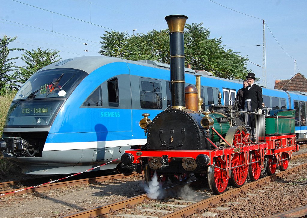 Gelungener Kontrast der Epochen, die Rekonstruktion der Dampflok ADLER f�hrt am 2003 gebauten Desiro Triebzug der Fa. Siemens dem VT1.0/VT1.5 Richtung Drehscheibe am alten Lokschuppen im Betriebsgel�nde des Bhf. Berlin-Lichtenberg am N�ldnerplatz, 03.10.10