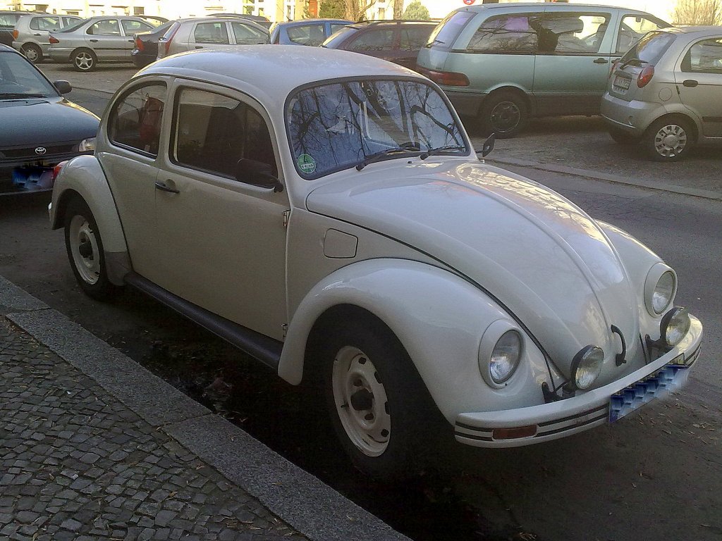 Gepflegter VW K�fer in wei�(ich denke mal original �lteres Modell wage aber keine genaue Typzuordnung da sich K�fer sehr gleichen), 27.02.12 Berlin-Pankow.