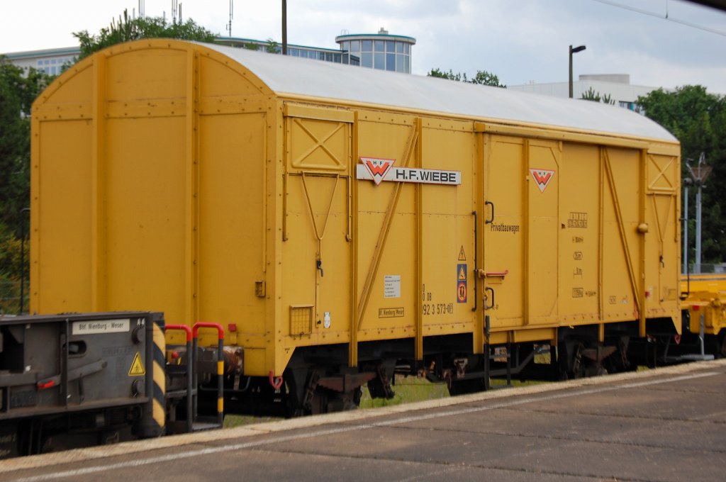 Ger�tewagen (Privatwagen) der H.F. Wiebe GmbH mit der Nr. 60 80 DB 092 3 573-0(P) BF. Nienburg/Weser als Begleitwagen des Gleisbauschienenkrans KRC 810 T am 19.07.08 im Bhf. Flughafen Berlin-Sch�nefeld. 