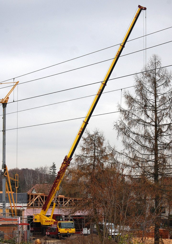 Gesamtansicht des LIEBHERR LTM? Fahrzeugkrans der Fa. MKD bei Dachaufbauarbeiten (neuer Discounter?) in Berlin-Karow, 27.11.12  