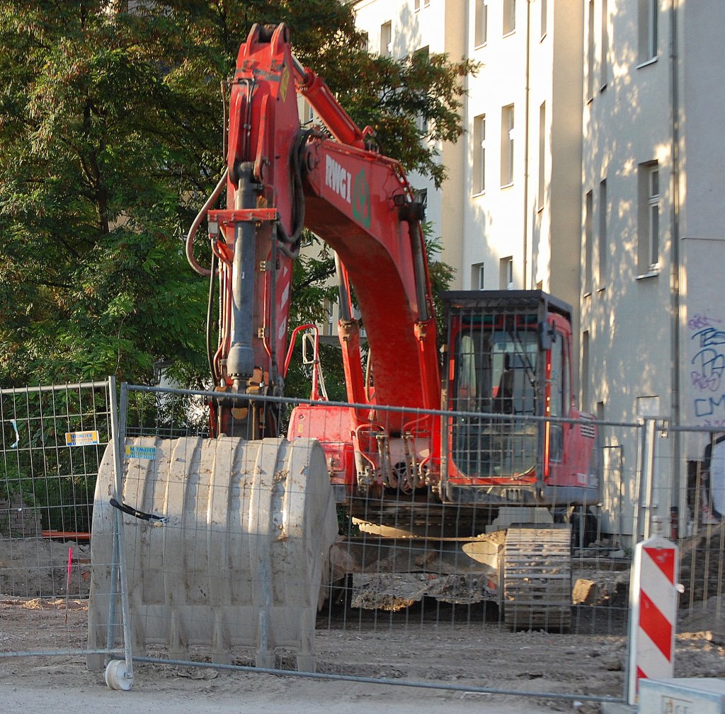 Gewaltige Schaufel, der VOLVO EC290B NLC, 19.08.11 Berlin-Pankow.