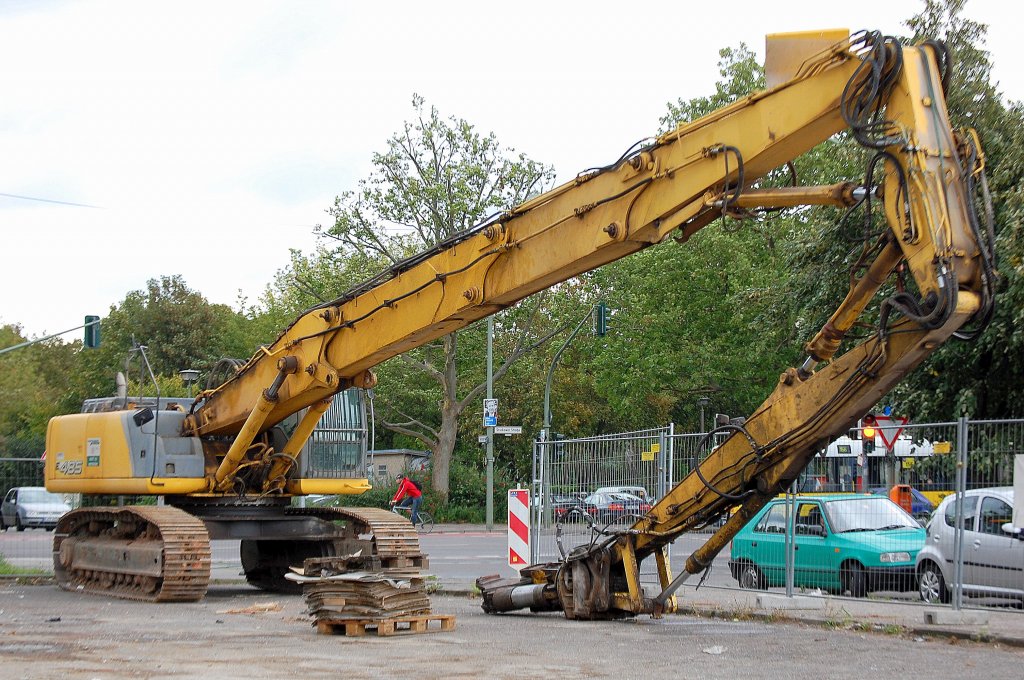 Gewaltiger Raupenbagger mit Long Front Aufsatz mit Abri�zange, ein NEW HOLLAND E 485 der Fa. Bodo Freimuch, 08.09.11 Berlin Prenzl.Berg.