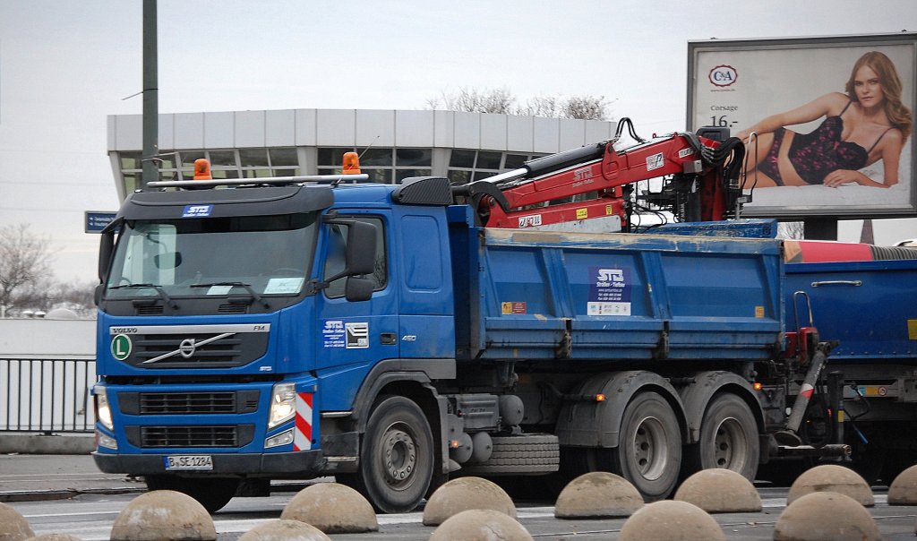 Gewaltiger VOLVO FM 480 Baukipper mit Kranaufsatz + H�nger der Fa. STB, 27.11.12 Berlin-Beusselbr�cke.