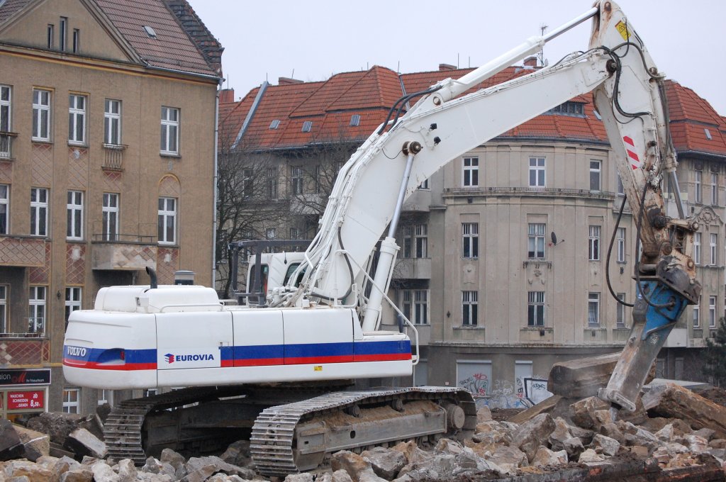 Gewaltiger VOLVO Typ? Raupenbagger der Fa. EUROVIA am 19.12.07 Neubau S-Bhf. Berlin-Baumschulenweg.