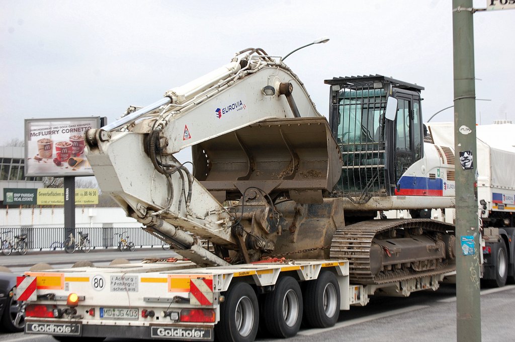 Gezogen von der MAN TGX 25.480, ein CAT 325D LN Raupenbagger der Firma EUROVIA auf einer Goldhofer Ladebr�cke als Auflieger, 12.04.12 Berlin-Beusselbr�cke. 