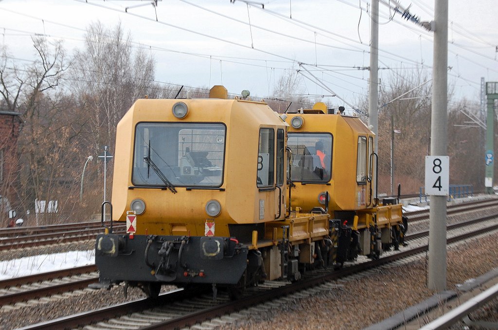 Gleich zwei GAF 100 R der DB in Richtung Berlin-Pankow unterwegs am 26.02.10 Berlin-Blankenburg. Diese Fahrzeuge sind im Nordosten Deutschlands h�ufig unterwegs um kleinere Reparaturen im gesamten Bahnnetz zu gew�hrleisten. Formm��ig gleichen sich die verschiedenen Gleiskraftwagentypen vom Hersteller Gleisbaumechanik Brandenburg sehr und daher nicht so leicht zuzuordnen.