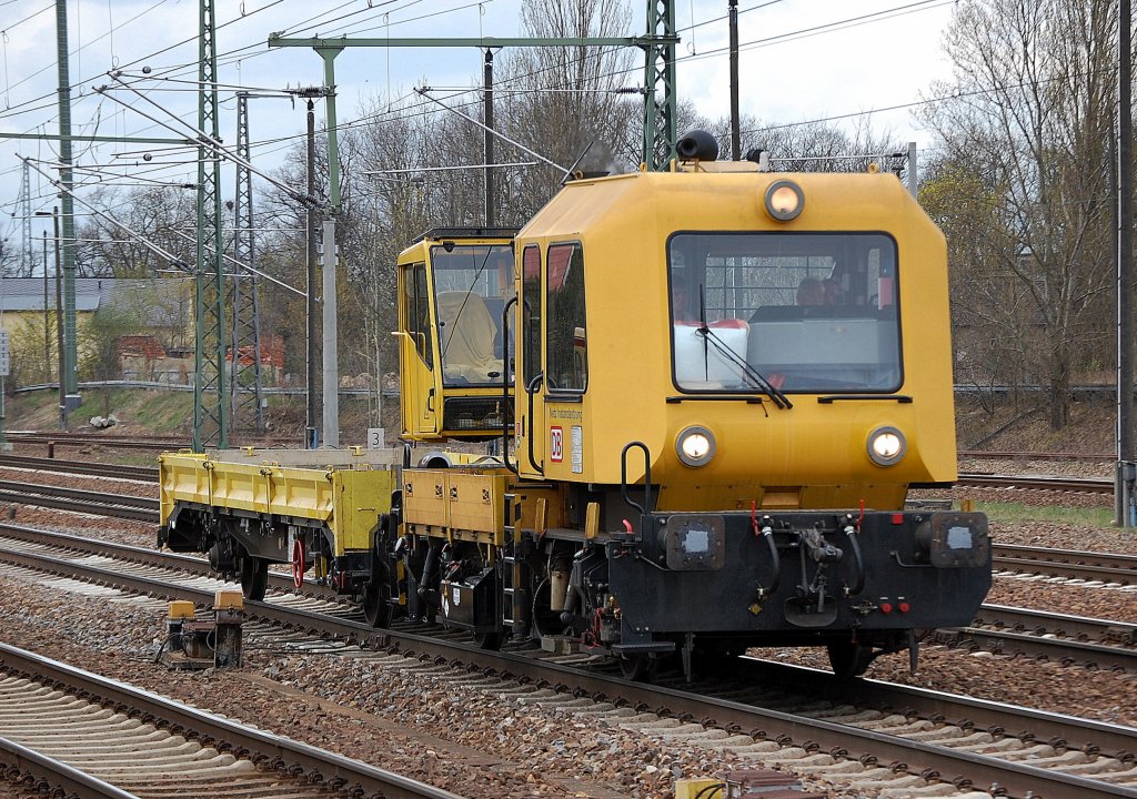 Gleisarbeitsfahrzeug GAF 100R der DB Netz Instandhaltung, 11.04.12 Bhf. Flughafen Berlin-Sch�nefeld.