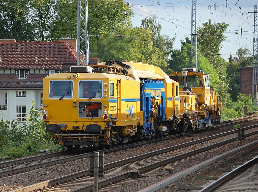 Gleisbaumaschinen-Gespann der Fa. GBW mit Gleisstopfmaschine P&T UNIMAT 09-475/4S + Gleischotterplaniermaschine P&T SSP 110 SW, 28.07.11 Berlin-Karow. 