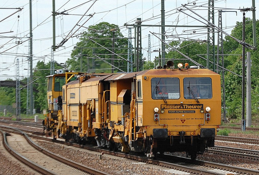 Gleisbauschienenzug mit Stopfmaschine von P&T 08-475 UNIMAT 4S der �sterreichischen Fa. POOR-ALPINE AUSTRIA RAIL mit der Planiermaschine P&T SSP 10 der Fa. eurogleis am Haken, 10.05.12 Bhf. Flughafen Berlin-Sch�nefeld. 