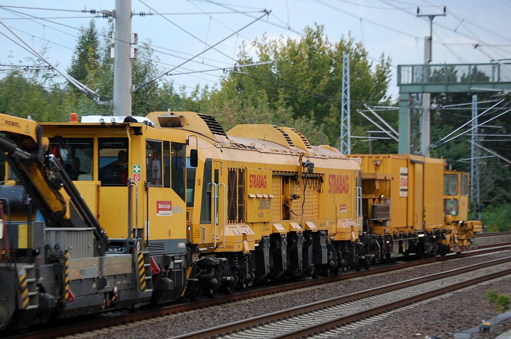 Gleisfr�smaschine vom Hersteller LINSINGER Typ SF03 W-FFS der Fa. STRABAG gezogen von einem BAMOWAG 54.22 am 14.09.12 Berlin-Blankenburg.