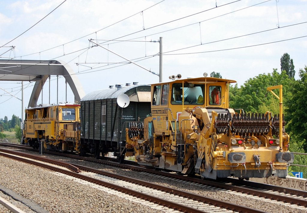 Gleisschotterplaniermaschine Deutsche Plasser SSP 110 SW der DGT am Ende eines Gleisbauzuges Richtung Blankenburg, 18.06.08 Berlin-Pankow.