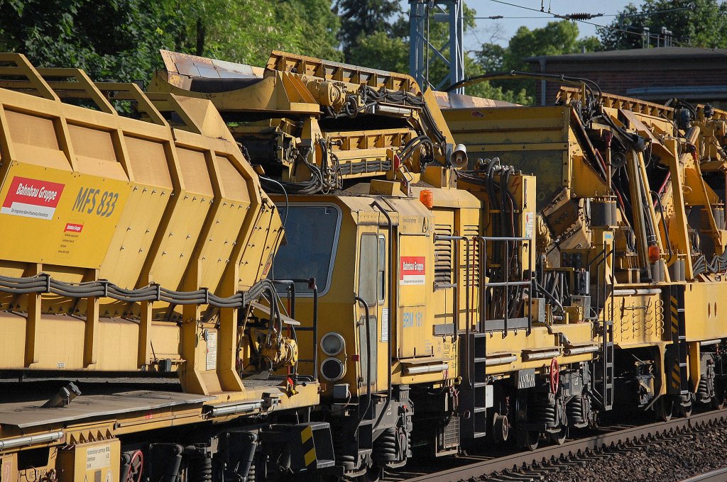 Gleisschotterreinigungsmaschine von P&T vom Typ RM 801-2 mit dem Triebteil (BRM 161) Baufahr 1998 der DB Bahnbaugruppe, 06.06.13 Berlin-Karow.