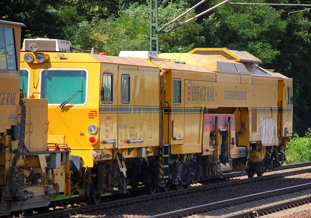 Gleiststopfmaschine der EIFFAGE RAIL, ein P&T STOPFEXPRESS 09-3X in einem Gleisbaumschinenzug am 24.07.13 Berliner Innenring H�he Berlin-Jungfernheide. 