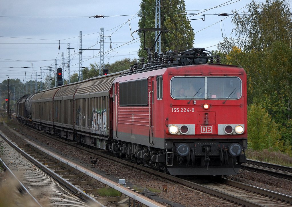 Gl�cklicherweise nur ein leichter Sturm �ber Berlin, bei dunklem Himmel kommt 155 224-9 mit einem gemischten G�terzug, 05.10.12 Berlin-Karow. 