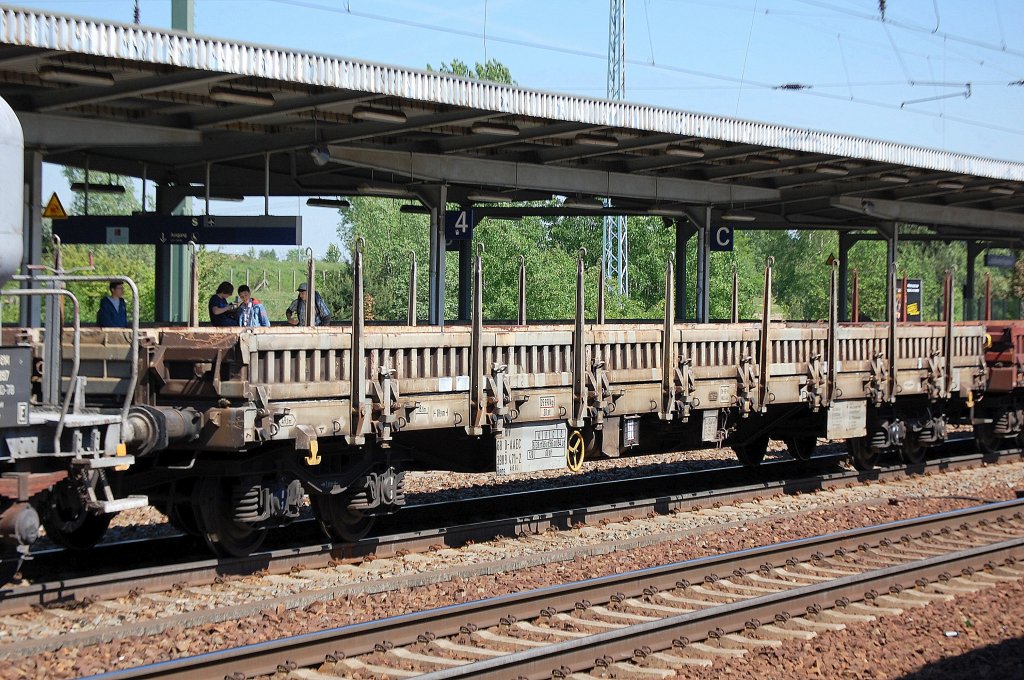Grauer Drehgestellflachwagen mit Rungen eingestellt in Deutschland mit der Nr. 33 RIV 68 D-AAEC 3989 471-2 Rens AAE R4 am 09.05.11 Bhf. Flughafen Berlin-Sch�nefeld.