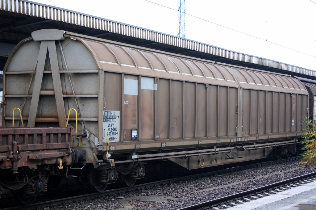 Gro�er �sterreichischer Schiebewandwagen eingestellt mit der Nr. 31 RIV 81 A-�BB 289 1 118-3 Habbiillnss, 29.11.08 Bhf. Flughafen Berlin-Sch�nefeld.