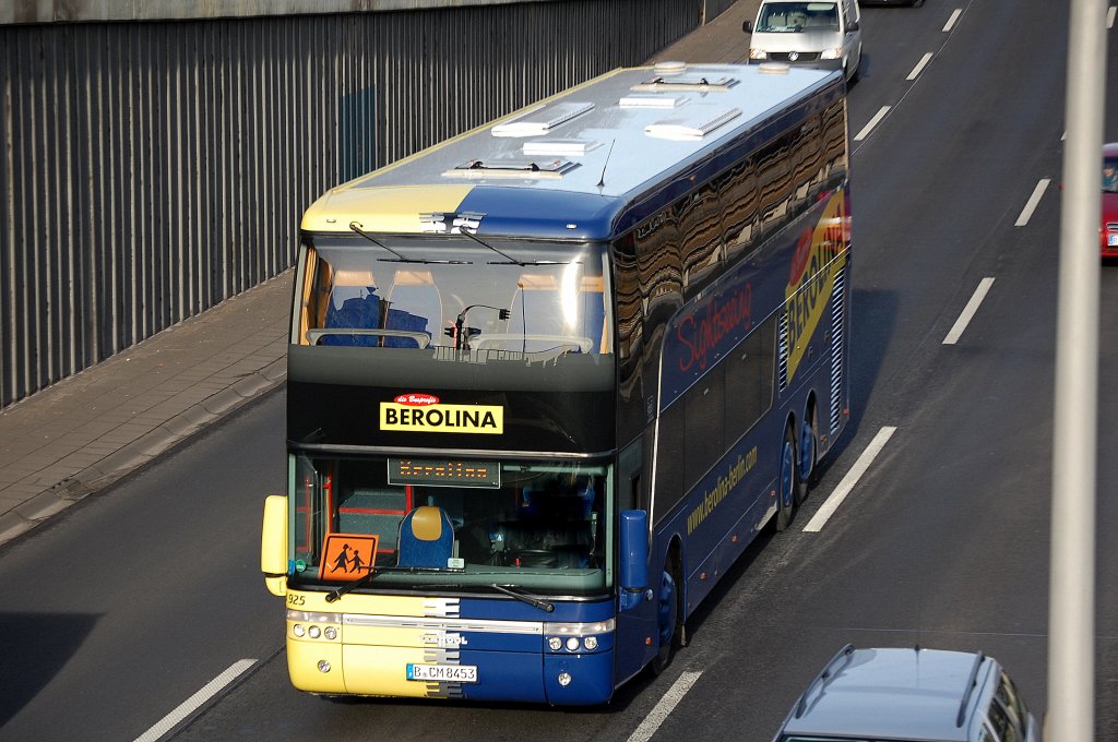 Gro�er VAN HOOL Doppeldecker TD ASTROMEGA Typ? des Veranstalters BEROLINA aus Berlin f�r Sightseeing und Sonderfahrten, 18.01.12 Berliner Stadtautobahn H�he Knobelsdorffstr.