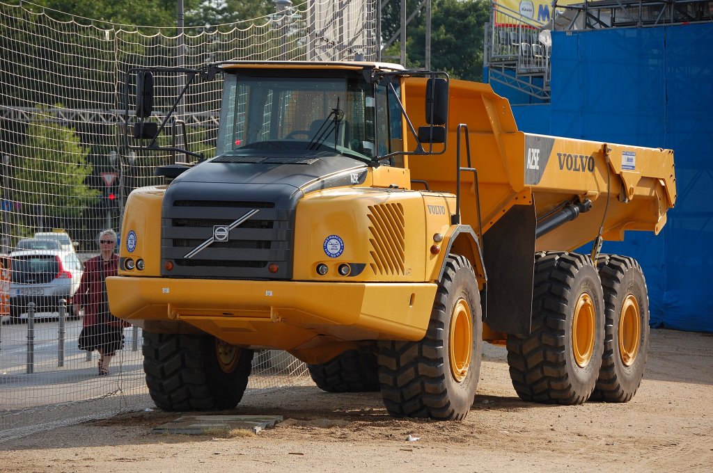 Gro�er VOLVO Knickgelenk-Dumper Typ A25E, 15.06.08 auf dem Vorplatz des Berliner Hbf.