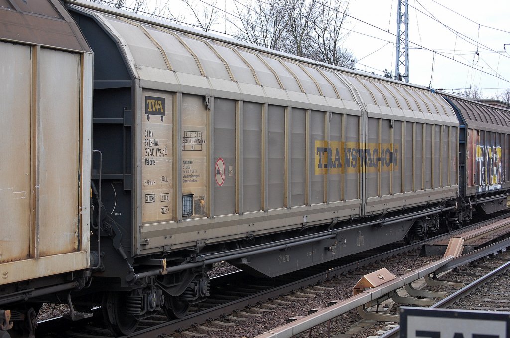Gro�r�umiger, vierachsiger Schiebewandwagen vom Wageneinsteller TRANSWAGGON AG eingestellt in der Schweiz mit der Nr. 33 RIV 85 CH-TWA 2740 172-7(P) Habbiins 16, 02.04.13 Berlin-Karow.
