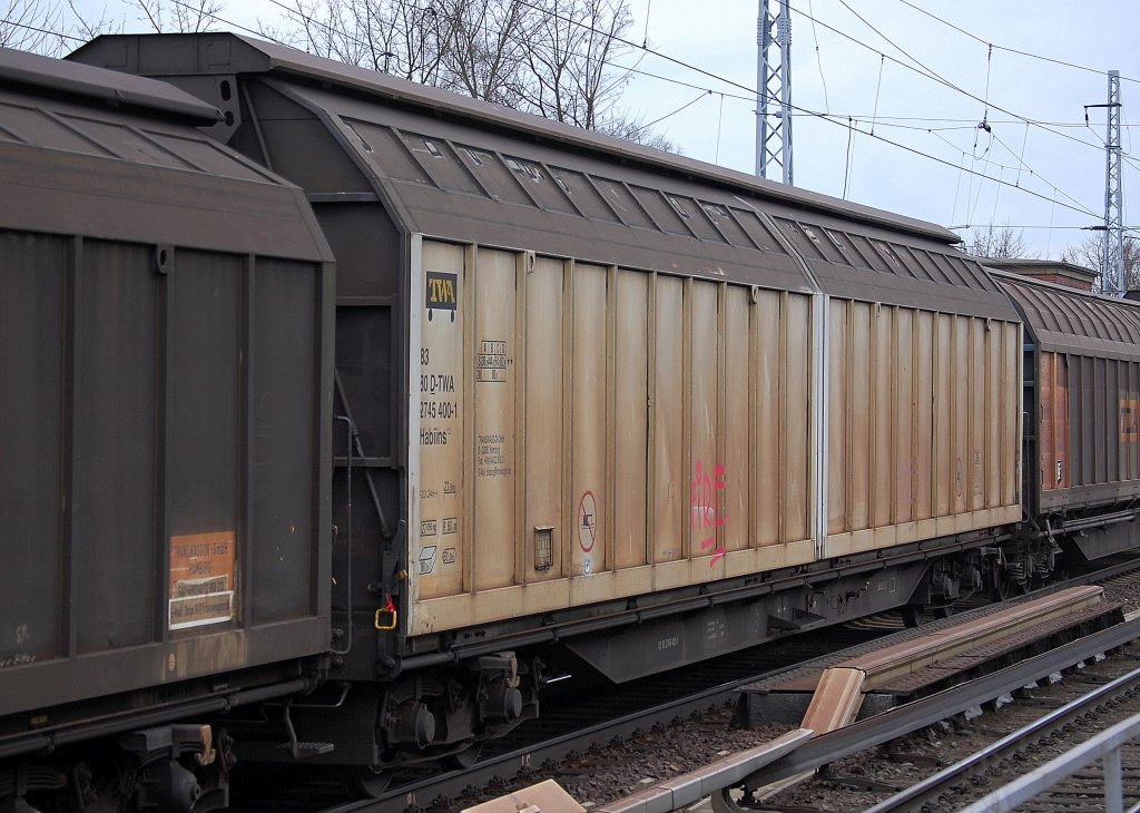 Gro�r�umiger, vierachsiger Schiebewandwagen vom Wageneinsteller TRANSWAGGON GmbH eingestellt in Deutschland mit der Nr. 83 80 D-TWA 2745 400-1 Habiins 12, 02.04.13 Berlin-Karow.