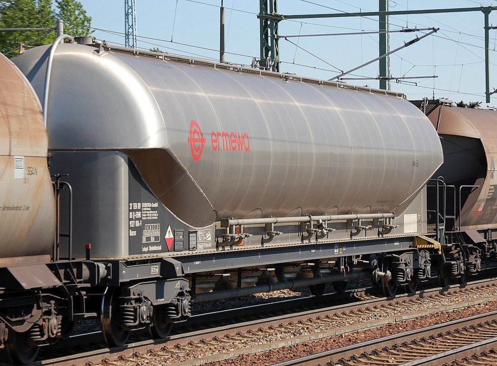 Gro�raumstaubsilowagen vom Einsteller ERMEWA-GmbH in Berlin, eingestellt mit der Nr. 37 TEN RIV 80 D-ERMD 9327 004-9 Uacns Ladegut: Steinkohlestaub, 09.05.11 Bhf. Flughafen Berlin-Sch�nefeld.  