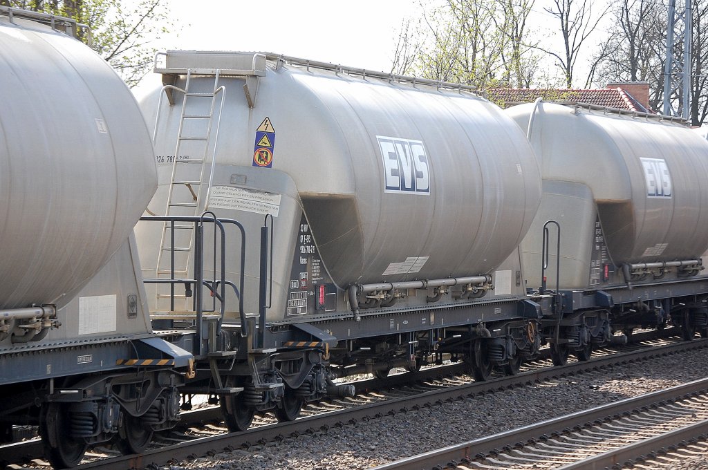 Gro�silowagen vom franz�sischen Einsteller EVS mit der Nr. 33 RIV 87 F-EVS 9326 788-2(P) Uacns, 07.04.11 Berlin-Karow.