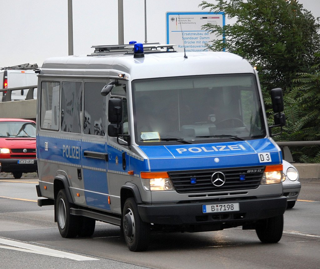 Gruppenkraftwagen MB 813 D Vario der Berliner Bereitschaftspolizei, 06.10.09 Berliner Stadtautobahn H�he Spandauer Damm Br�cke.