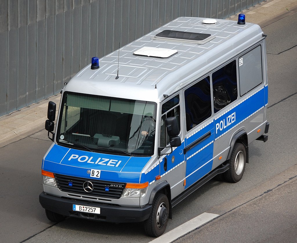 Gruppenmannschaftswagen der Berliner Bereitschaftspolizei, ein MB 813 D Vario, 08.09.09 Berliner Stadtautobahn H�he Knobelsdorffstr.