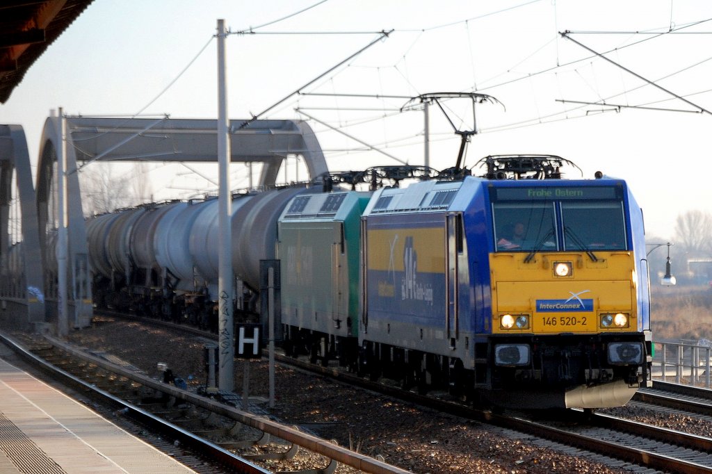 G�terzugleistung von Captrain mit 146 520-2 (91 80 6146 520-2 D-RBB) mit 145-CL 003 (91 80 6145 094-9 D-CTD) und Kesselwagenzug am Haken, 05.03.12 Berlin-Pankow Richtung Innenstadt.
