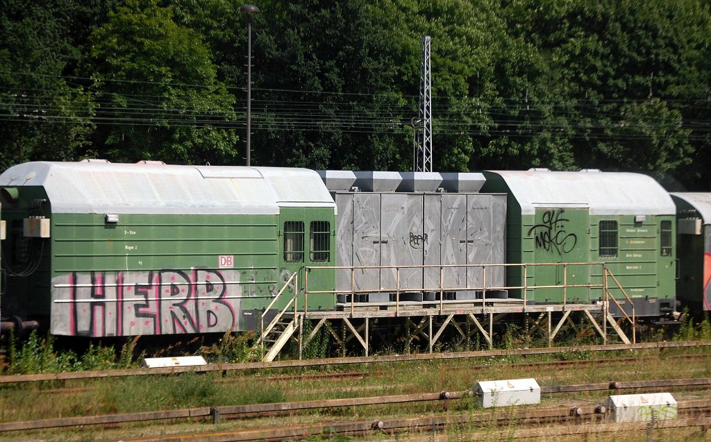 Hab zwar mal etwas �ber die technischen ex DR Dienstwagen? (jetzt DB)  gelesen, habe aber die genaue Funktion dieser Wagen wieder vergessen, die da neben der wieder in Funktion befindlichen S-Bahn Werkhalle Berlin-Friedrichsfelde schon seit Ewigkeiten stehen, auch ob sie �berhaupt noch einer Nutzung unterligen ist mir nicht bekannt, 02.07.12