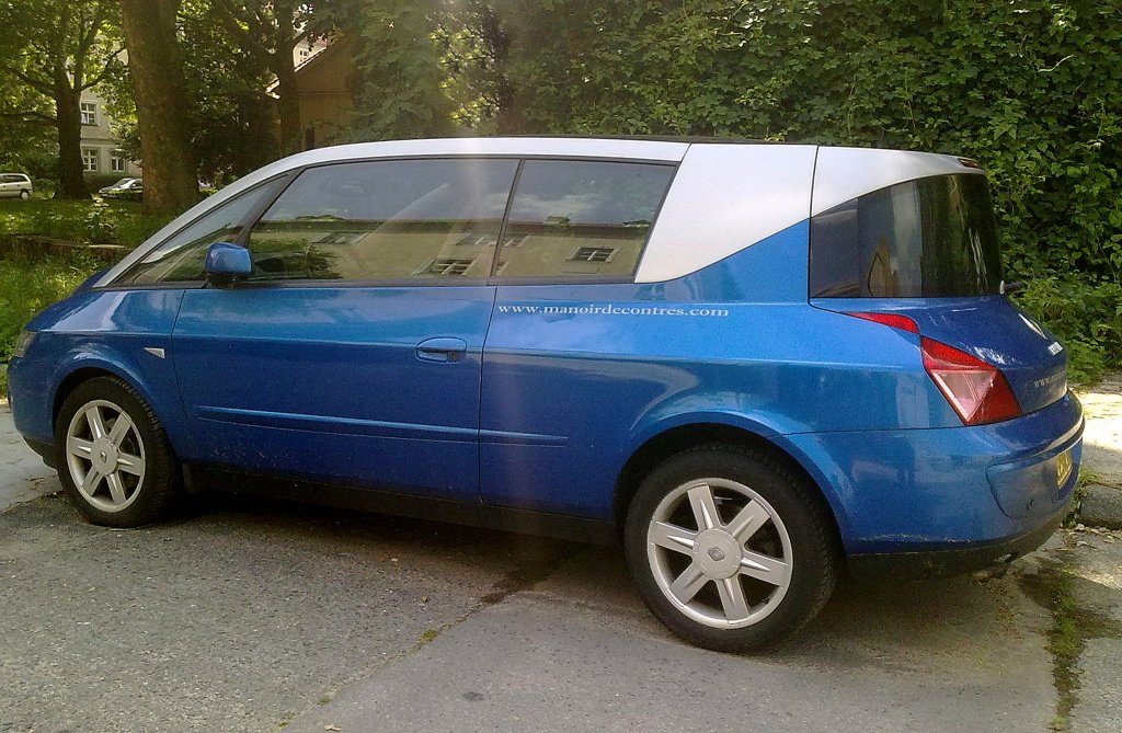 Habe noch mal recherchiert aber kein vergleichbares Renault M�gane Modell bisher entdeckt, das abgestufte Heck mit abgerundeter Heckscheibe und auch die Form der Heckleuchten und auch das gesamte Heck wirkt verl�ngert obwohl es sich nur um einen Dreit�rer handelt, eine wirklich interessante Version mit franz�sicher Zulassung, July 2013 Berlin-Pankow.