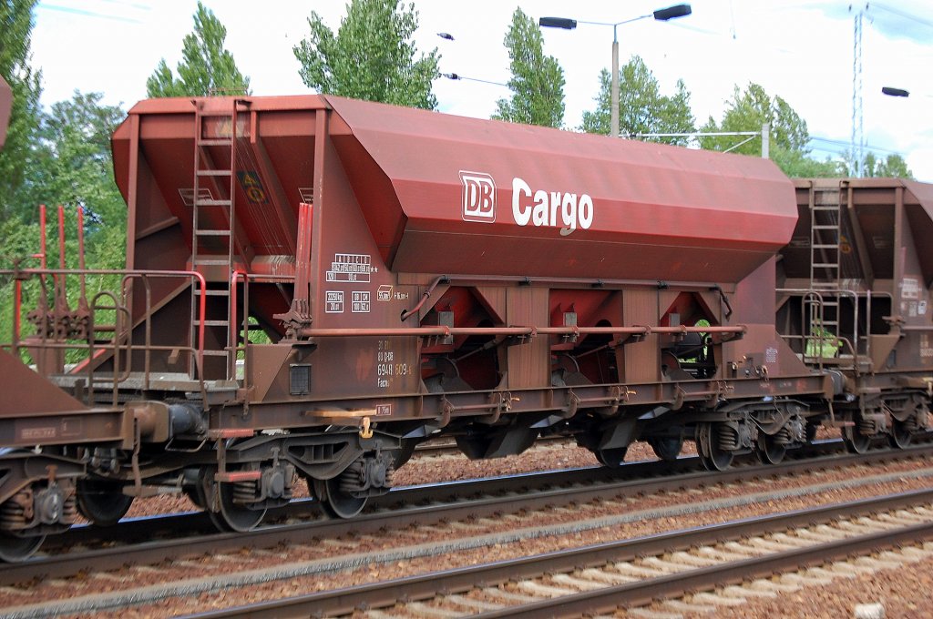 H�ufig in Ganzz�gen der DB unterwegs sind die gro�en offenen Sch�ttgutwagen mit vier Rads�tzen und dosierbarer Schwerkraftentladung vom Typ Facns 133, im Bild der Wagen mit der Nr. 31 RIV 80D-DB 6948 609-6 Facns 133, 16.08.10 Bhf. Flughafen Berlin-Sch�nefeld.