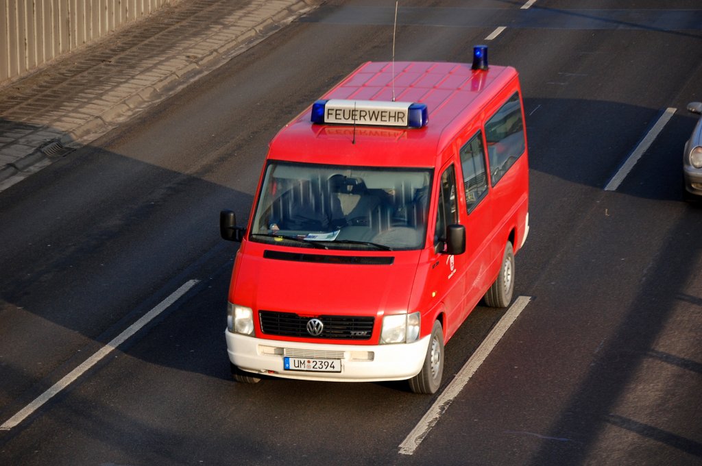 H�ufig zu sehen sind diese VW TDI Mannschaftstransportfahrzeuge aus dem umliegenden Brandenburg in Berlin, es sind meist Fahrzeuge der Freiwilligen Feuerwehren der verschiedenen Landkreise und Gemeinden, das Fahrzeug im Bild hat das KFZ-Kennzeichen aus der Uckermark im Norden Brandenburgs, 13.02.09 Berliner Stadtautobahn H�he Knobelsdorffstr. 
