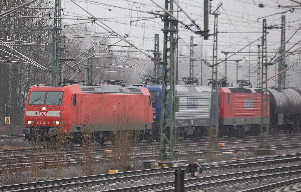 Hat nur Belegbildcharakter, da an ung�nstige Stelle abgelichtet, die geleaste DB Lok RBH 235 185 002-3 (91 80 6185 002-3 D-DB) hat die nagelneue RBH 119 (91 80 6143 571-8 D-RBH) + RBH 107 (91 80 6143 063-6 D-RBH) noch in roter Farbe + Kesselwagenzug am Haken Richtung Berlin-Wedding, 26.01.11 Berlin-Westhafen.