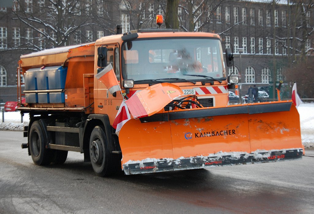 Hauptverantwortlich f�r den Schneer�umdienst in Berlin ist nat�rlich die Berliner Stadtreinigung BSR, hier ein MAN 18.230 (BSR Nr. ST 516) Streufahrzeug, 04.12.10 Berlin-Pankow.  