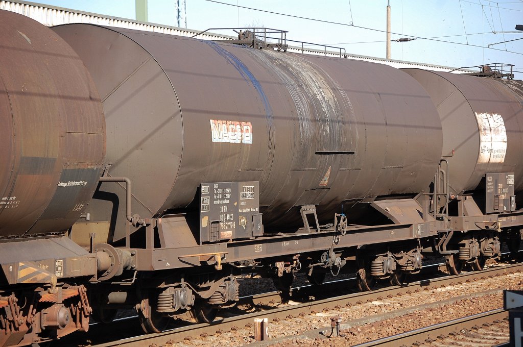 Heizoelkesselwagen von Wageneinnsteller NACCO eingestellt mit der Nr. 33 RIV 80 D-NACCO 788 2 177-8 Bahnhof:Schwerin, 06.03.12 Bhf. Flughafen Berlin-Sch�nefeld.