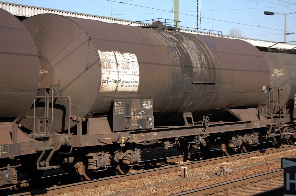 Heizoelkesselwagen vom Wageneinsteller NACCO mit altem polnischen Firmenlogo von Zary-Poland eingestellt mit der Nr. 33 RIV 80 D-NACCO 788 2 198-4(P) Zaes Bahnhof:Schwerin, 06.03.12 Bhf. Flughafen Berlin-Sch�nefeld.