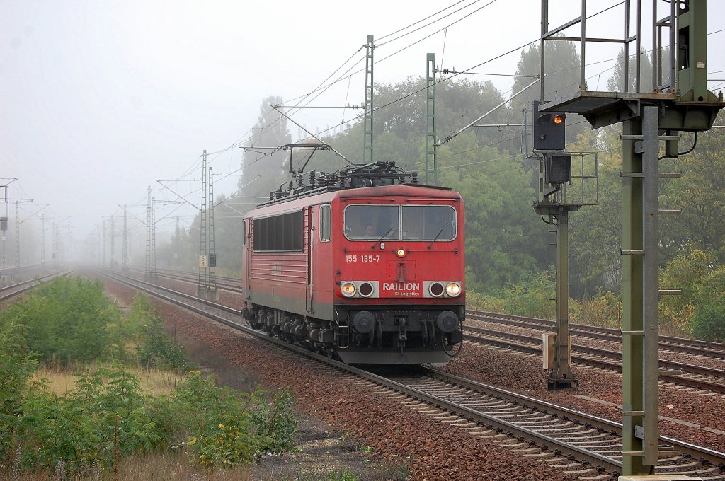 Herbst in Berlin, bei nebligen Wetter kommt 155 135-7 Richtung Spandau gefahren, 11.10.12 Bhf. Berlin-Jungfernheide. 