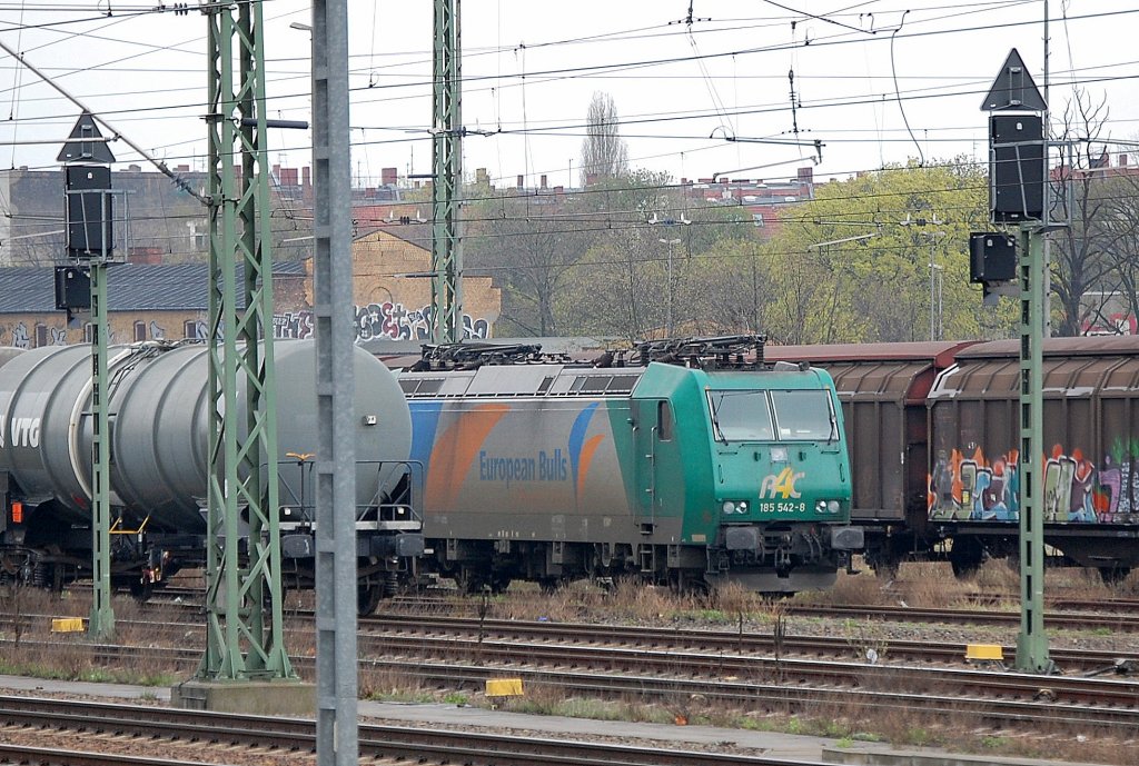 Heute gegen�ber dem Berliner Westhafen Berlin-Beuselstr. in Bereitschaft abgestellt R4C Lok 185 542-8 (91 80 6185 542-8 D-VL, Bombardier Bj.2005), 14.04.11