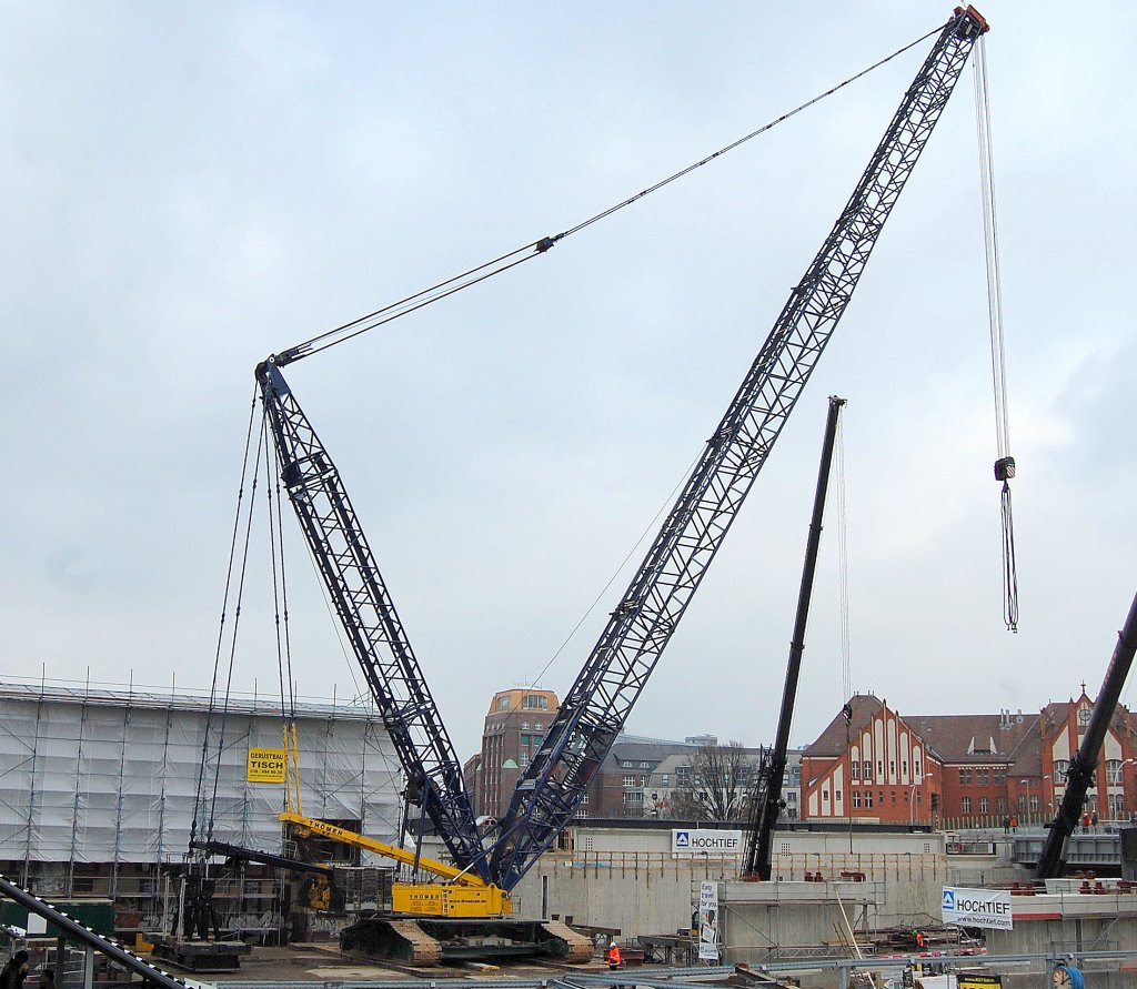 Heute pr�sentierte sich der LIEBHERR LR 1750 der Fa. TH�MEN vollst�ndig aufgebaut, war in der vergangenen Nacht auch schon t�tig gewesen, 27.11.10 Berlin-Ostkreuz.