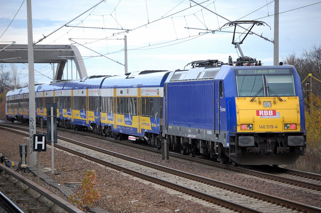 Heute Vormittag schob 146 519-4(91 80 6146 519-4 D-RBB) den InterConnex Richtung Rostock/Warnem�nde, 14.11.10 Berlin-Pankow.
