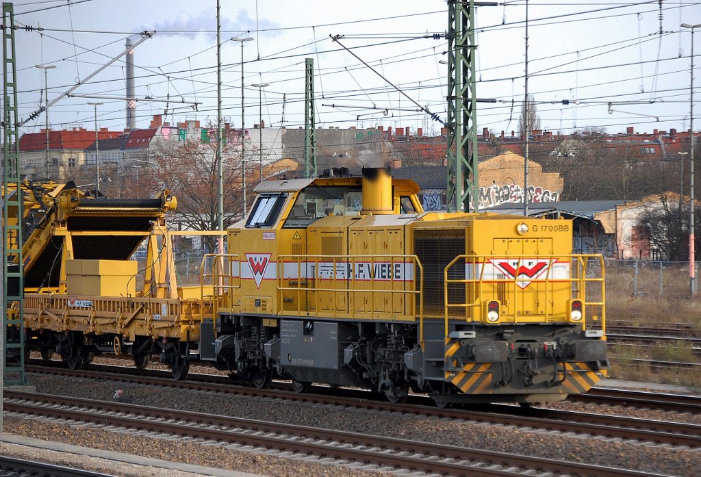 H.F. WIEBE Lok 12 (92 80 1277 018-8 D-BLP, Bj.2007) mit einem langen Bauzugkomplex (RMP 2002 + RPMW 2002-2 + BSW 11000 u. BSW 2000)Richtung Berlin-Spandau, 30.11.10 Berlin-Beusselstr.